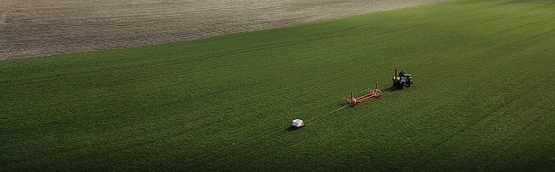 Het tTEM systeem in operatie met de apparatuur bij de quad, de zender op enkele meters en helemaal achter de ontvanger.