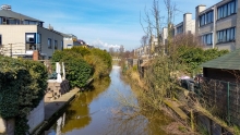 Het onderzoek van Liang ontrafelt de rol van grondwater als onderschatte bron van de nutriënten stikstof en fosfaat in oppervlaktewater in verstedelijkte laaglandgebieden.